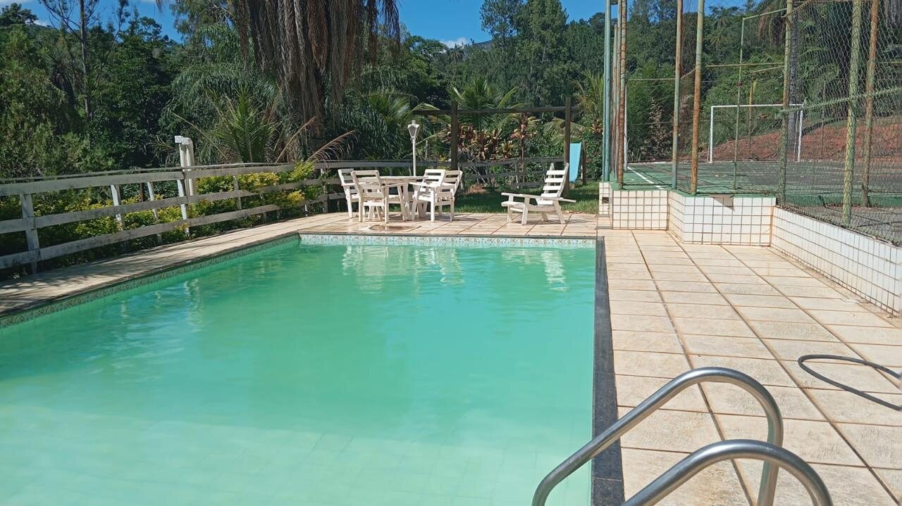 Piscina e quadra de esportes da Fazenda Raveneza
