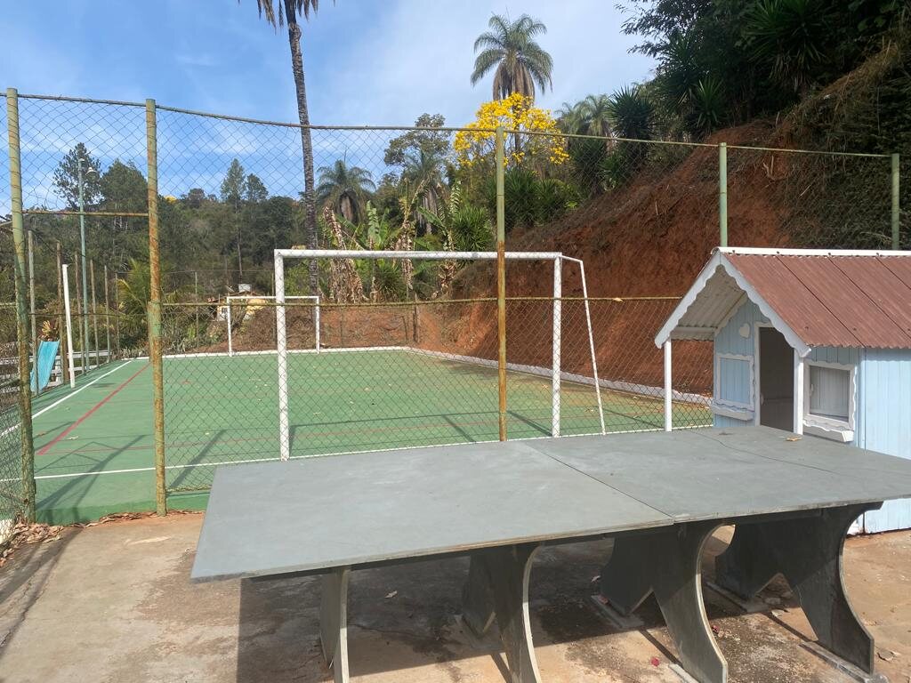 Quadra esportiva com área de lazer